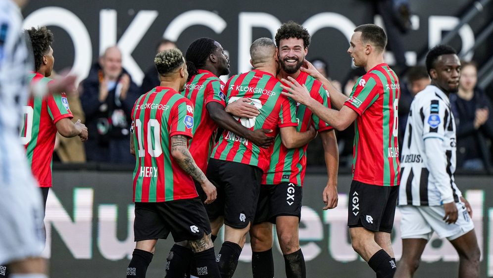 Darko Nejašmić slavi sa suigračima