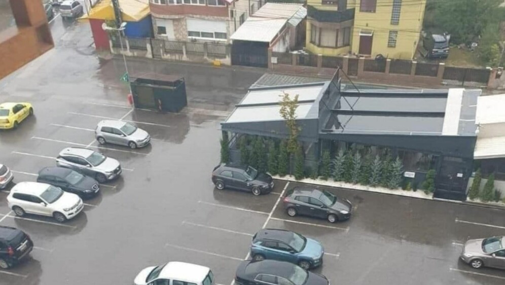 Neobičan detalj na parkiralištu ispred trgovine