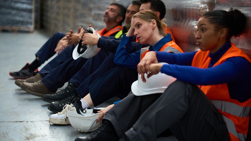 Iscrpljeni radnici u skladištu, ilustracija