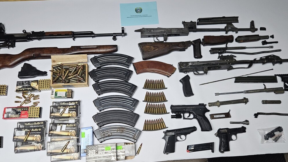 Zaplijenjeni arsenal u Makarskoj