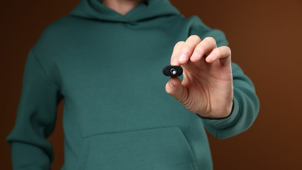 Držanje špijunske kamere u ruci