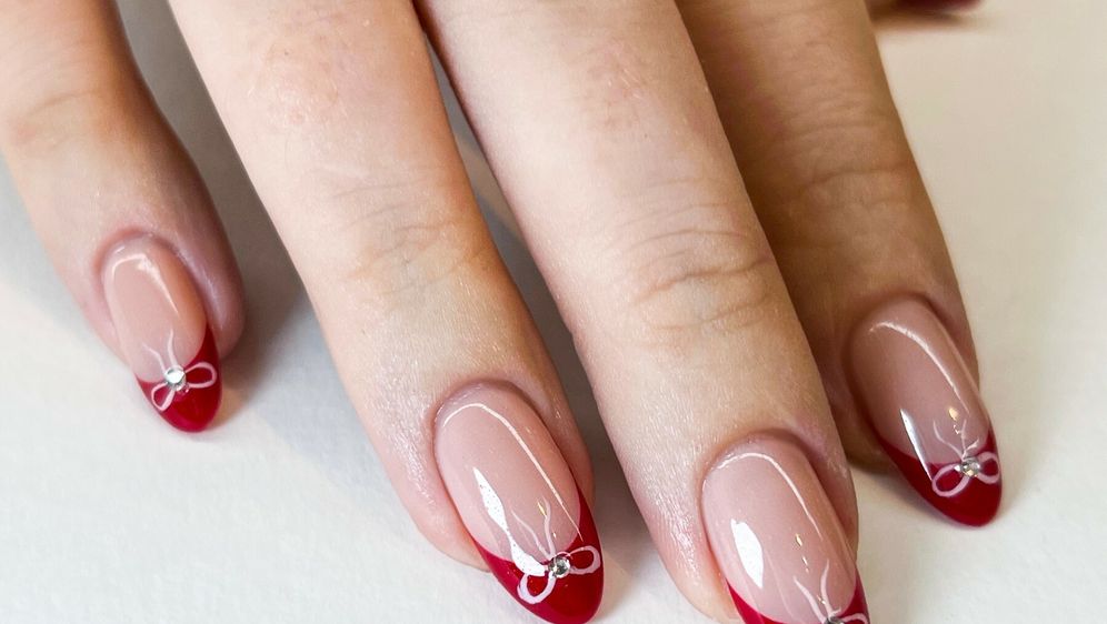 Manikure s crvenim detaljima