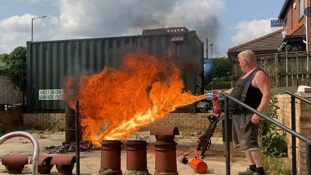 Ian Claughton s improviziranim bacačem plamena