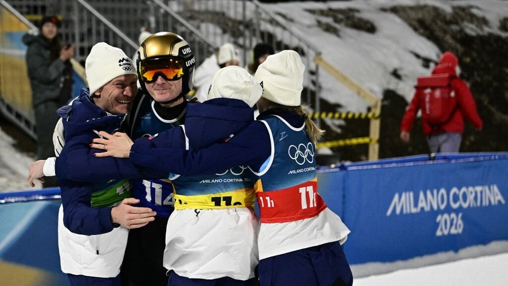 Domen Prevc (drugi slijeva)