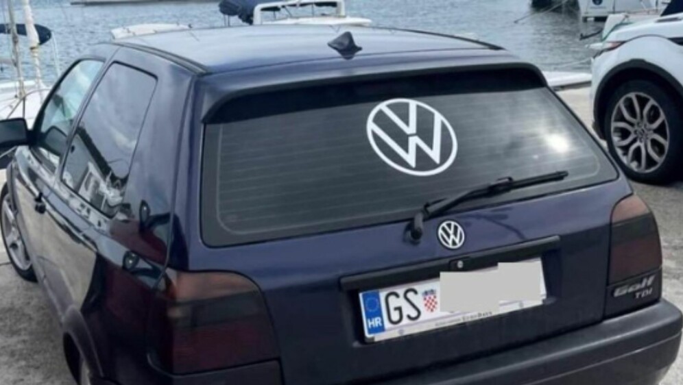 Automobil Golf s bizarnim natpisom na braniku