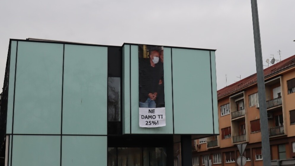 Pročelje zgrade, transparent