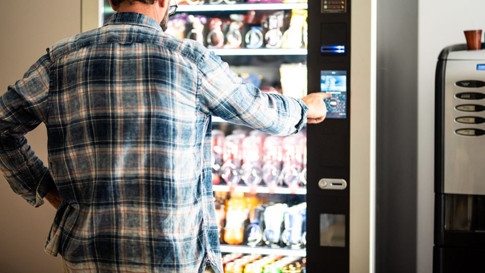 Muškarac koristi automat za hranu i piće