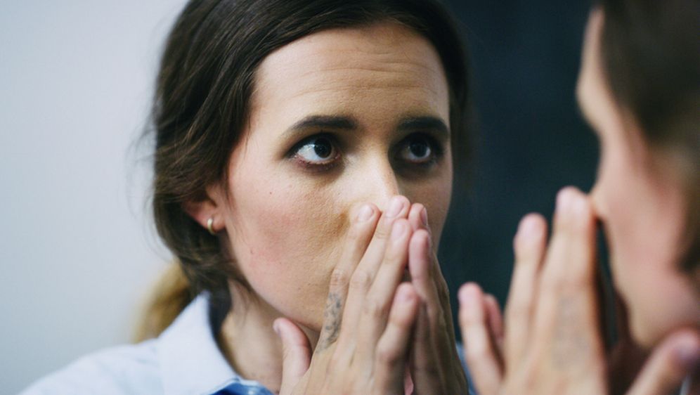 Uznemirena mlada žena, ilustracija