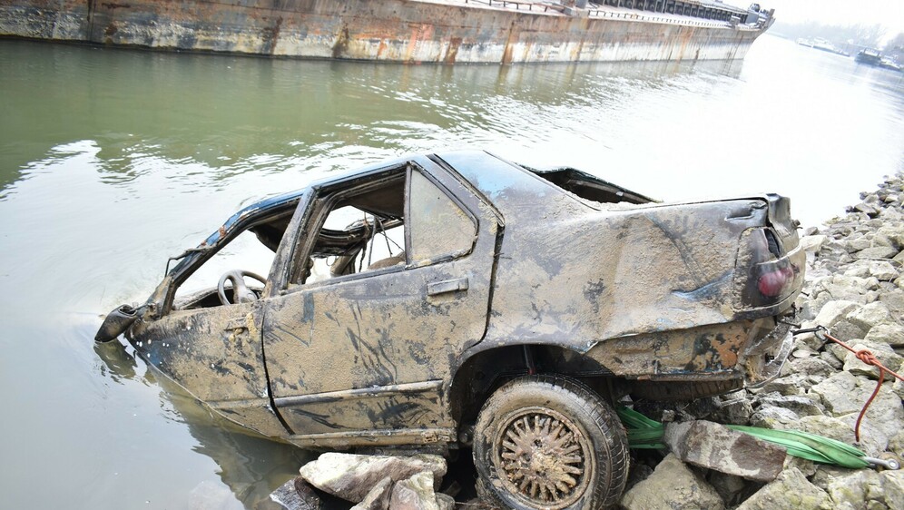 Olupina u Dunavu - 1