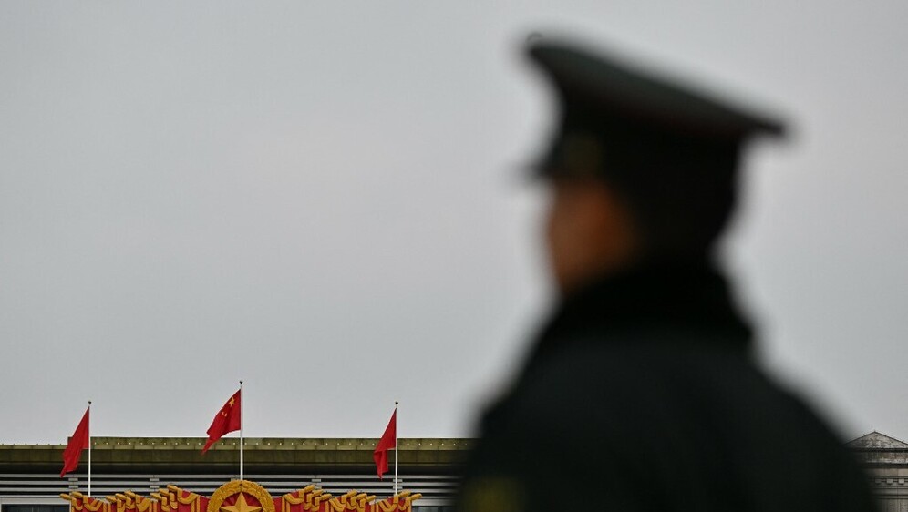 Vojnik ispred Nacionalnog muzeja Kine u Pekingu