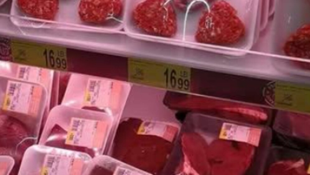 Polica u trgovini s mesnim proizvodima u obliku srca