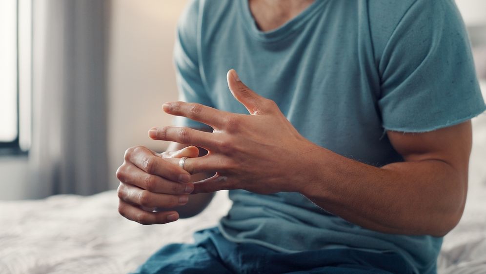 Muškarac skida prsten