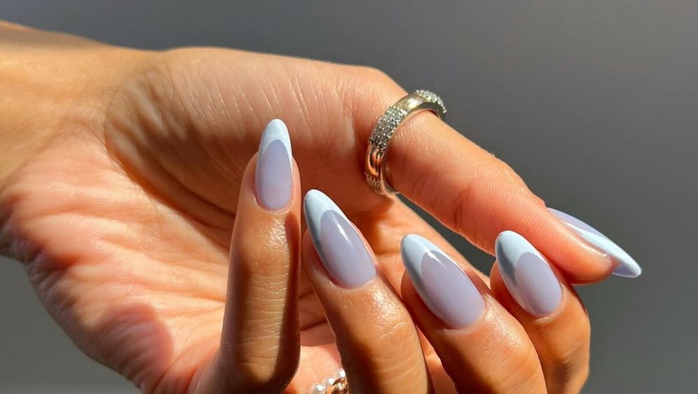 Svjetloplava francuska manikura izgleda divno