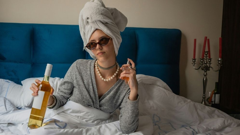 Milenijalka nanosi parfem