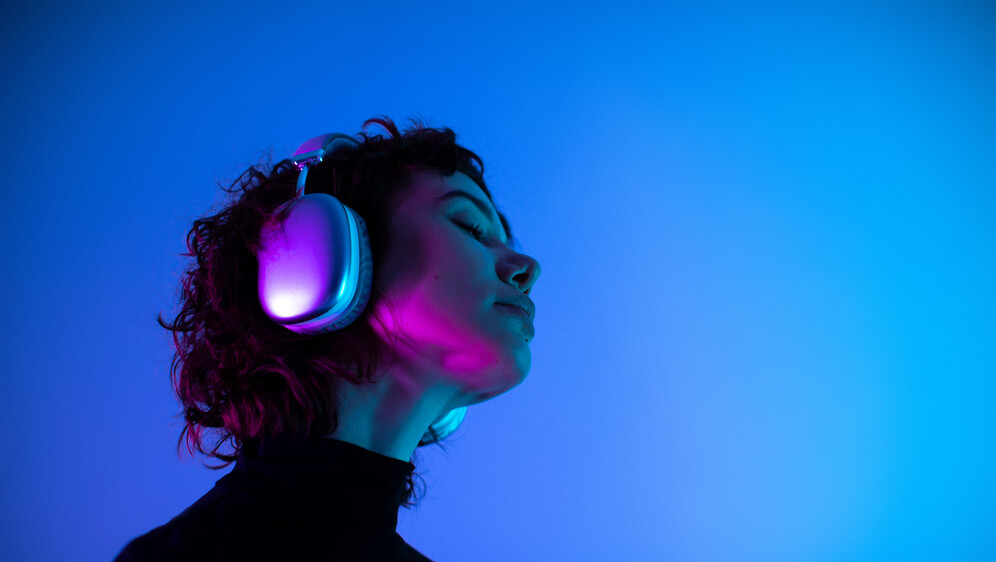 Djevojka sa slušalicama, ilustracija