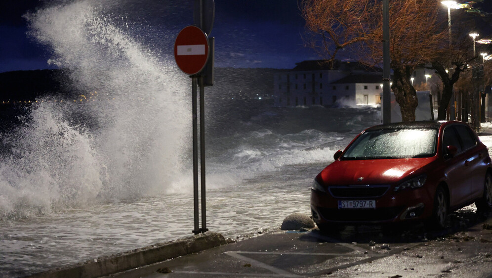 Jako jugo u Kaštel Starom podiglo more na rivu - 3