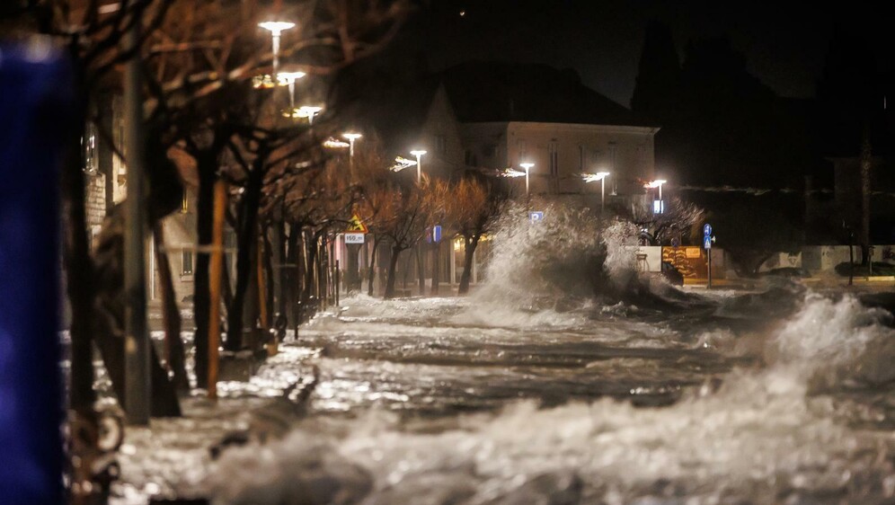 Olujno jugo i plima u Kaštelima