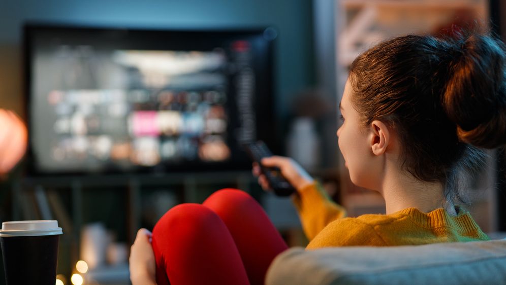 Žena gleda TV, ilustracija