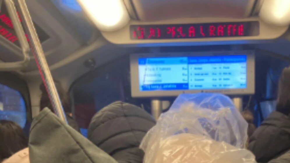 Muškarac sa svinjom preko ramena u tramvaju