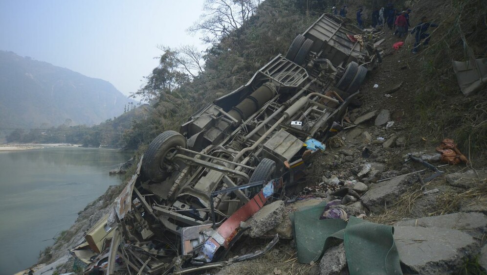 Autobus sletio u provaliju