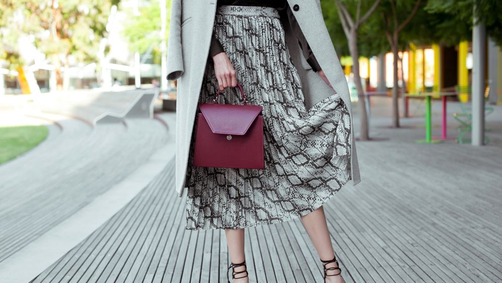 Žena u suknji s uzorkom