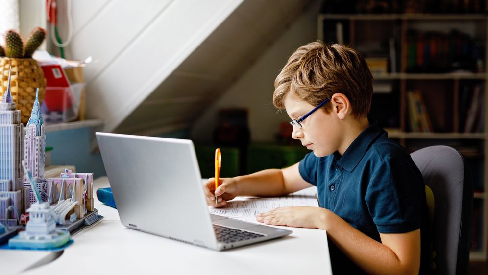 Dječak za laptopom, ilustracija