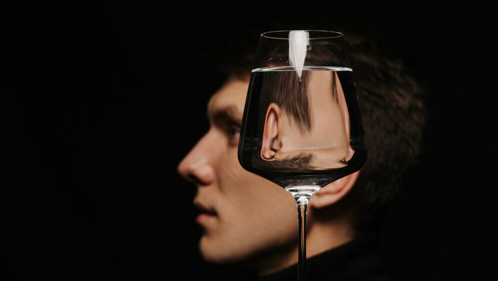 Psihopat i njegova lica u odrazu čaše