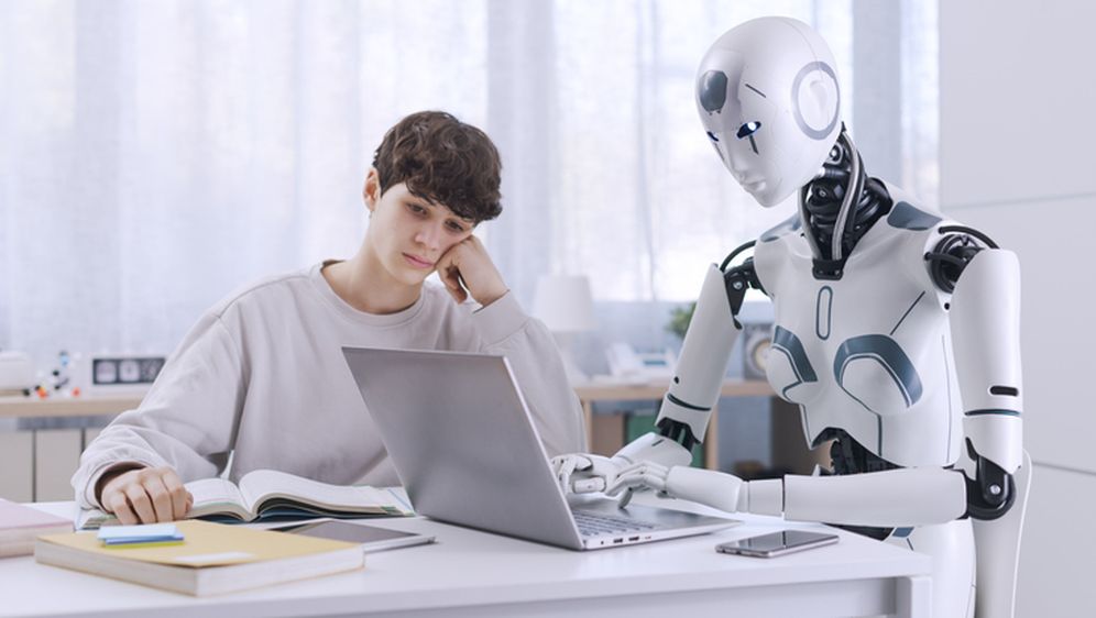 Dječak i robot uče zajedno, ilustracija