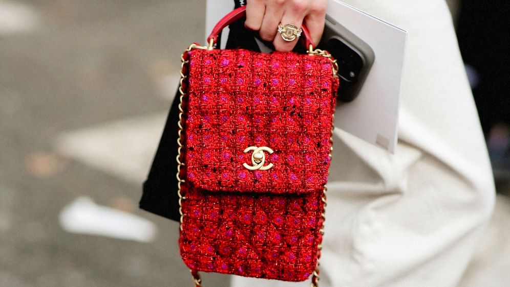 Jarka i vibrantna nijansa crvene boje jedan je od proljetnih trendova