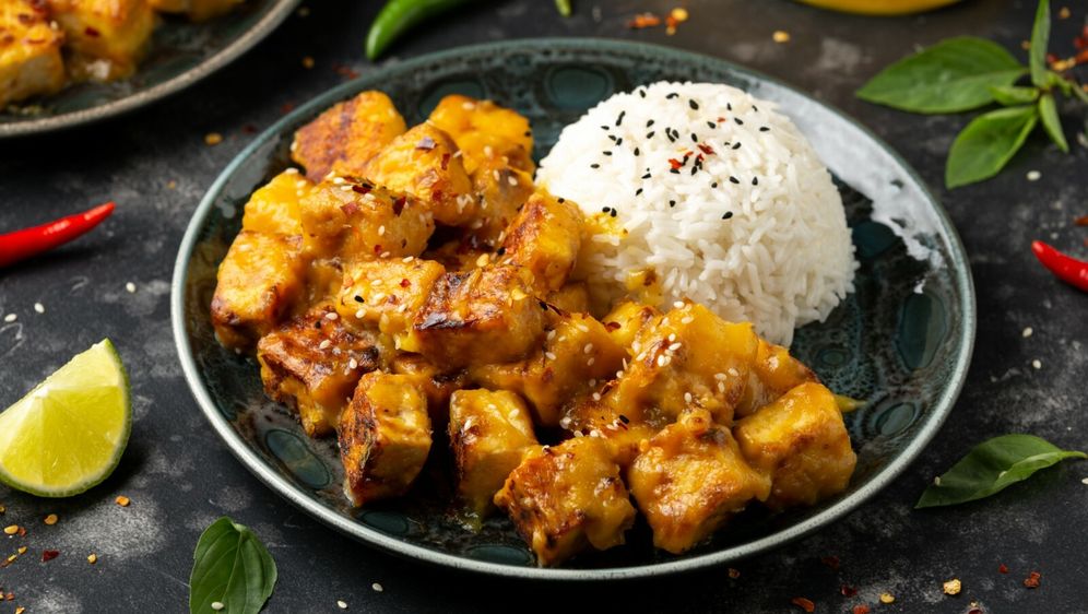 Hrskavi tofu s kuhanom rižom