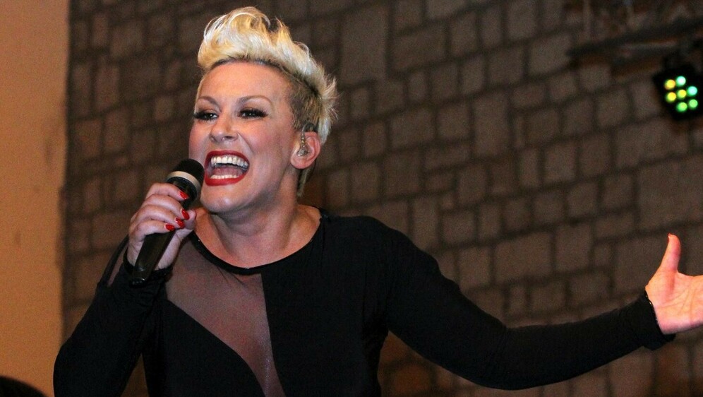 Indira Levak u grupi Colonia