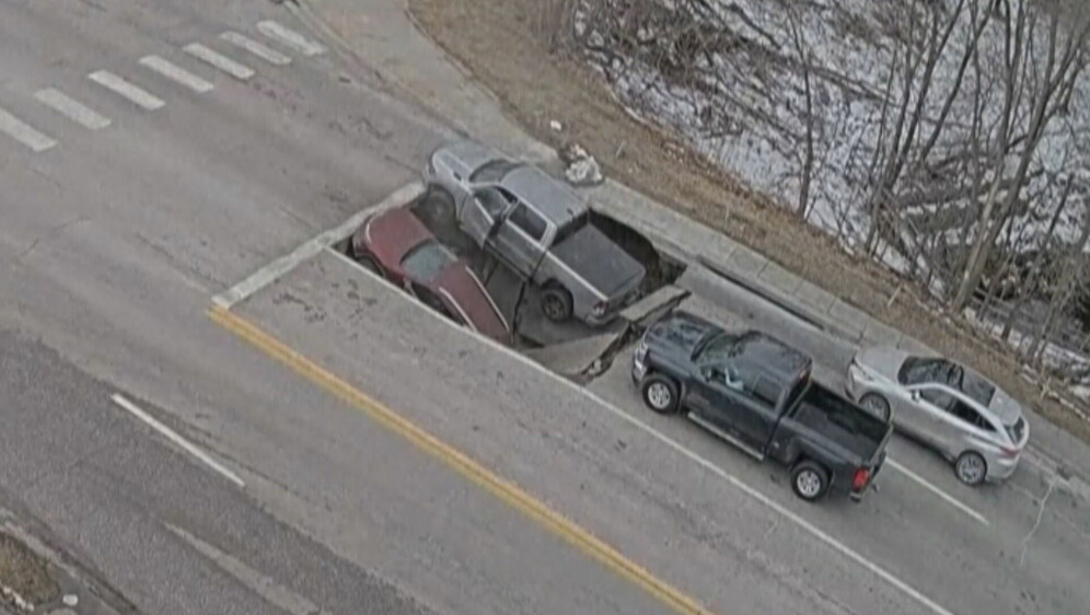 Rupa progutala dva automobila - 4