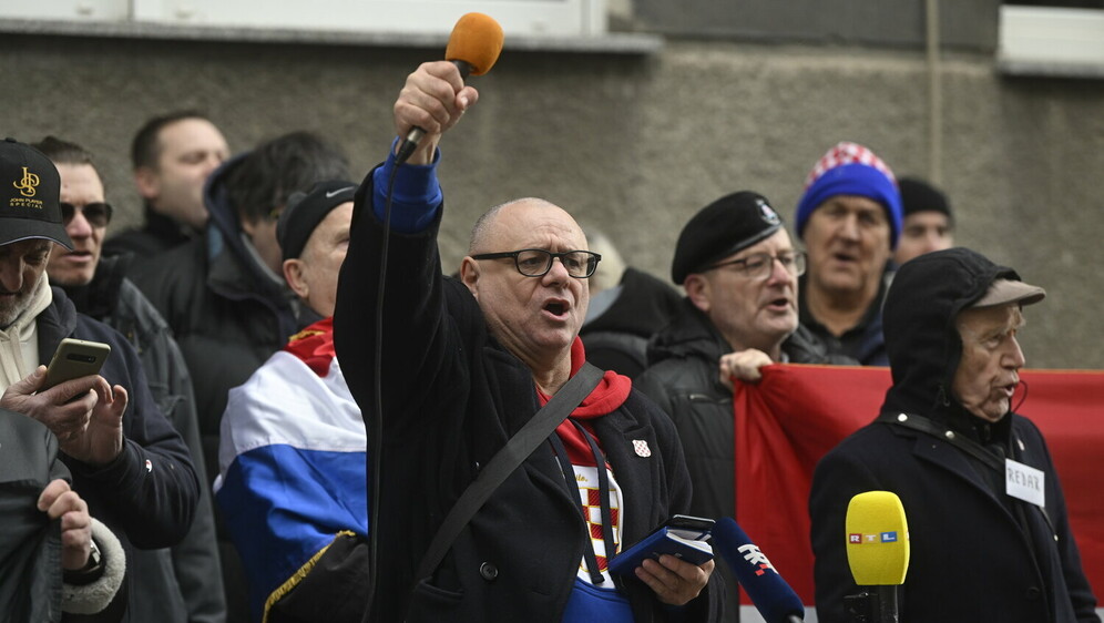 Keleminec na okupljanju ispred Tomaševića doma