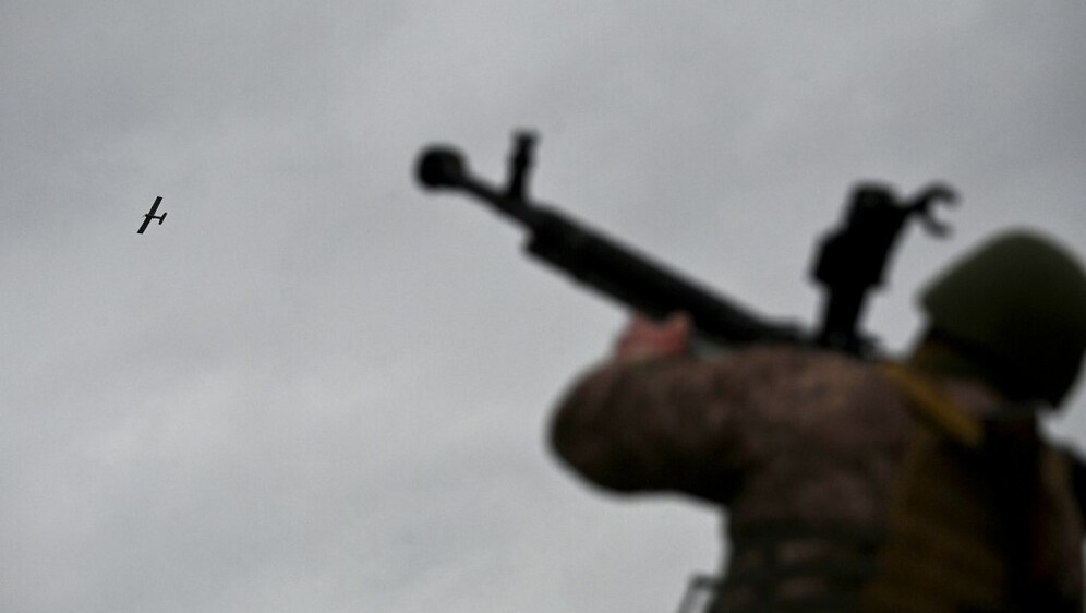 Puška i dron, ilustracija