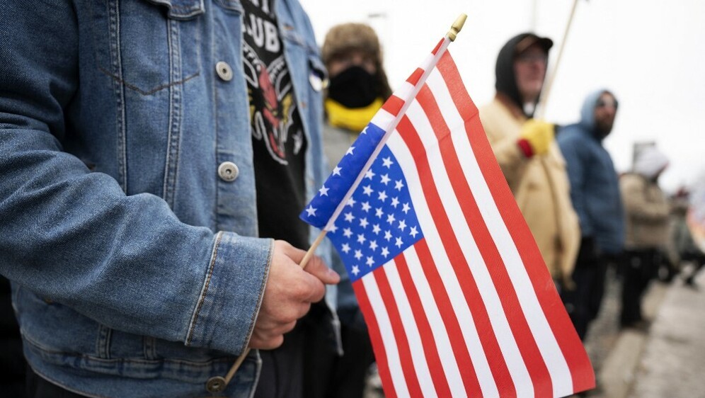 Američka zastava okrenuta naopako na prosvjed protiv ICE-a