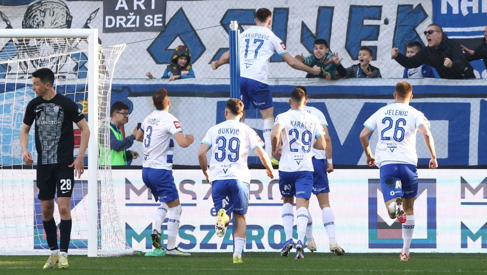 Arnel Jakupović i igrači Osijeka slave pogodak