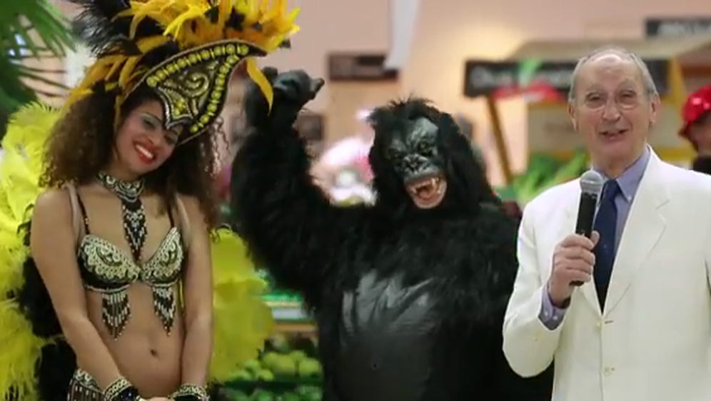 Samba plesačica, balerina, gorila i Oliver Mlakar iznenadili kupce voća i povrća