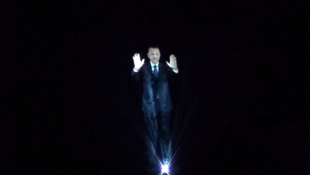 Turski premijer pojavio se kao 3-metarni hologram