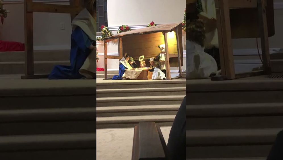 Ovaj je prizor rođenja Isusovog neočekivano dobio i hrvačku notu (FOTO: YouTube/Screenshot)