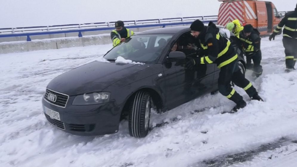 Vozači zaglavljeni na autocesti u Španjolskoj (Screenshot Reuters)