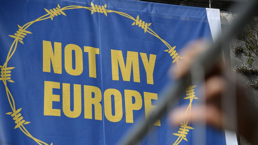 Varijanta EU zastave s bodljikavom žicom (Foto: Arhiva/AFP)