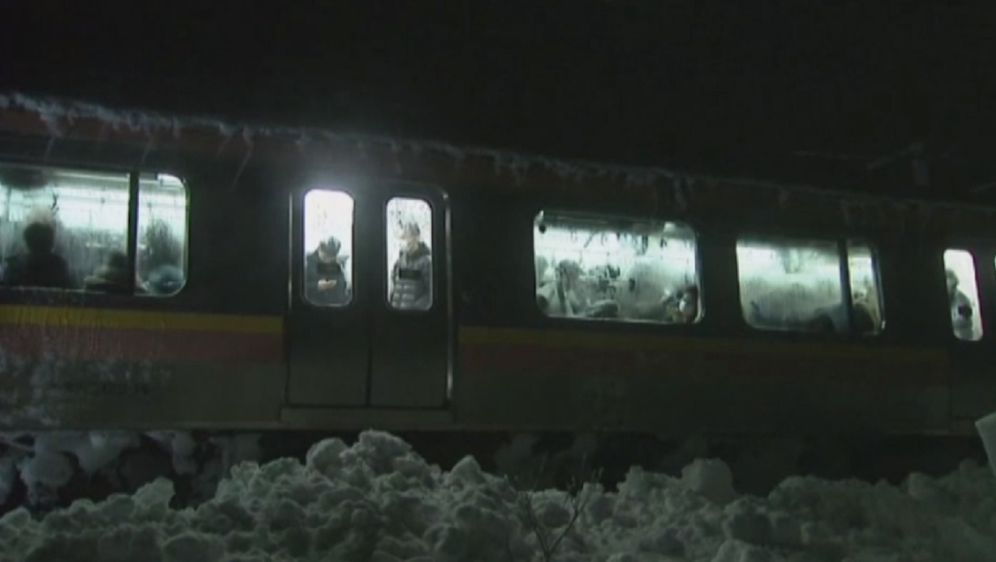 Vlak zapeo u snijegu u Japanu (Screenshot APTN)