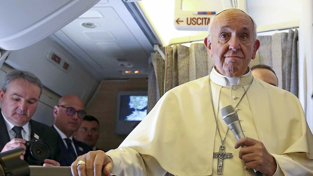 Papa u avionu za Južnu Ameriku (Foto: AFP)