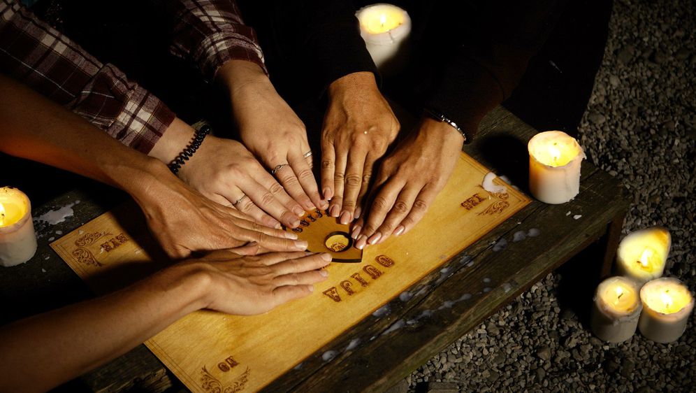 Ouija ploča najčešće je sredstvo pomoću kojeg živi pokušavaju komunicirati s mrtvima (FOTO: Profimedia)