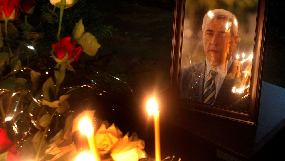 Građani odaju počast ubijenom Oliveru Ivanoviću (Foto: AFP)