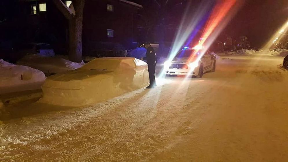 Policajce je umjesto nepropisno parkiranog vozila dočekao snjegović (FOTO: Facebook/Maxime Tot)