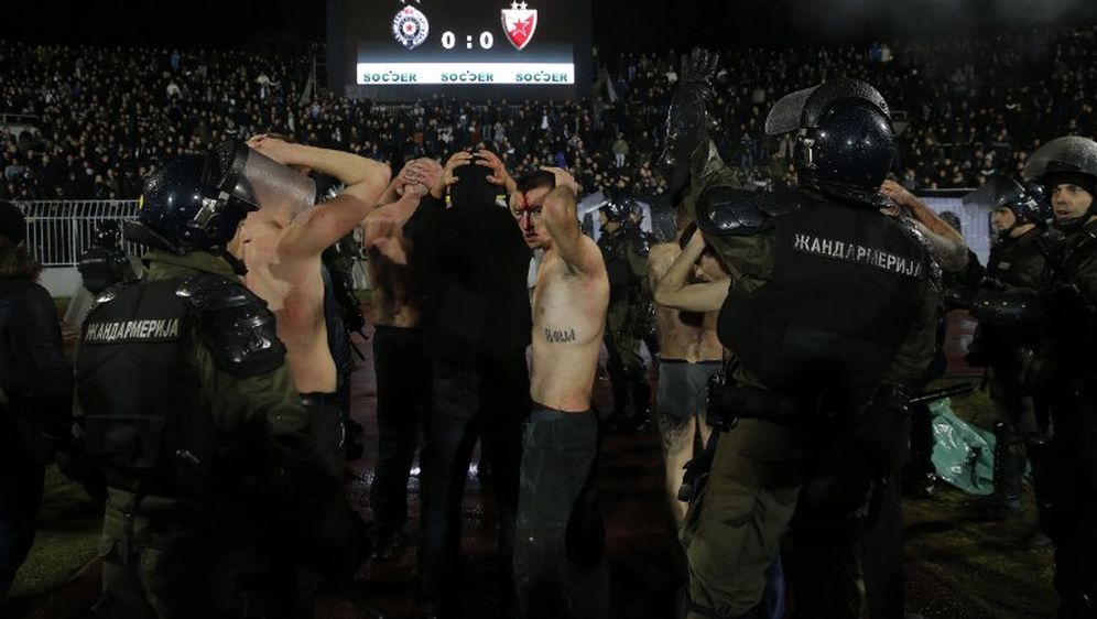 Huligani nakon derbija na Partizanovu stadionu (Foto: AFP)