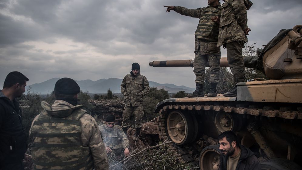 Turska vojska na granici sa Sirjiom prije napada na Kurde (Foto: AFP)