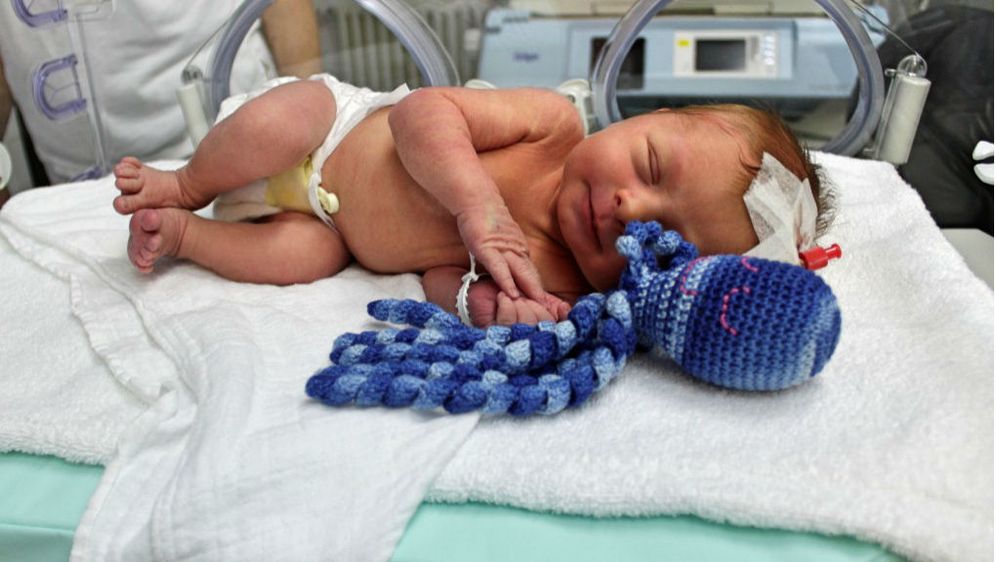 Opća bolnica Virovitica je među prvima u Hrvatskoj koja bebama nudi hobotnicu za smirenje i utjehu