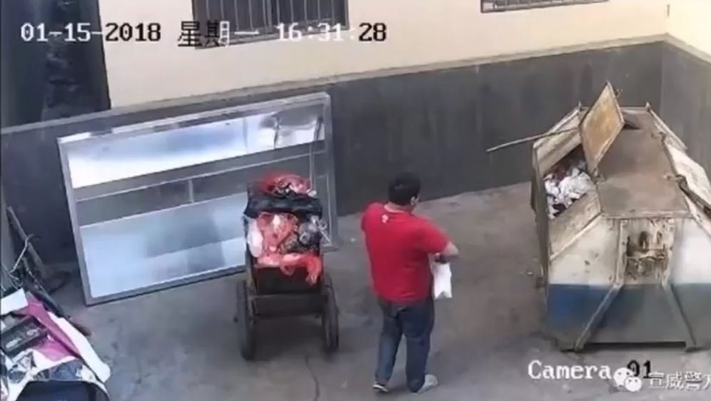 Otac bacio novorođenu bebu u kontejner (Screenshot: YouTube)